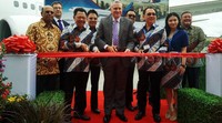 Penyerahan dua pesawat ini diawali dengan pengguntingan pita merah oleh Erik Nelson, Chandra Lie, dan Komisaris Utama Sriwijaya Air Hendry Lie.