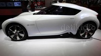 Mobil itu menggunakan motor listrik berbaterai ion lithium.