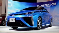 The Mirai memiliki tombol berlabel  H2O yang terbuka di bagian belakang dan membuang uap air yang terbentuk dari reaksi hidrogen-oksigen dalam sel bahan bakar. Aris Ginanjar/detikOto.