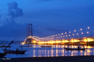 Menikmati Jembatan Suramadu Bareng Tompi