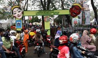 Pengunjung memadati Festival Lebaran Betawi VIII, di Lapangan Banteng, Jakarta, Sabtu (22/08/2015).