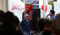 Festival ini dimeriahkan berbagai hiburan antara lain, gambang kromo, tanjidor, silat Betawi, palang pintu dan ondel-ondel.