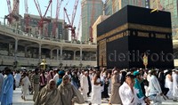 Walau tetap rebutan, jemaah relatif mudah untuk mengecup langsung Hajar Aswad yang dijaga seorang askar. Pun berdoa di multazam dan salat sunnah di Hijir Ismail     