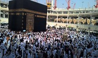 Orang-orang, baik yang sedang thawaf wajib atau tidak, bisa dengan mudah salat di sekeliling arena thawaf. Selain salat, mereka ada yang mengaji, berdoa, ataupun berbaring istirahat.
