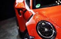 Mobil itu dianggap menjadi mobil balap yang cocok untuk sirkuit balap dan perjalanan sehari-hari. Drengan hadirnya 911 GT3 RS terbaru, Porsche kembali memecah batas antara mobil sport dengan mobil balap.     