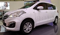 Dari pantauan detikOto di arena GIIAS, Ertiga kini lebih stylish dengan penggunaan aksen krom pada grille depan dan pintu belakang. Lampu kombinasi belakang juga kini memiliki desain baru.