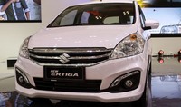 “30 Fitur itu terdiri dari 10 fitur utama dan 20 fitur yang biasanya. Dan semuanya itu kami peruntukkan untuk Ertiga yang Aman, Mewah, Irit dan Nyaman (AMIN). Itu masih jadi jiwanya Ertiga,” ujar 4W Deputy Managing Director PT Suzuki Indomobil Sales Davy J Tuilan di arena GIIAS, di ICE, BSD, Tangerang Selatan, Kamis (20/8/2015).