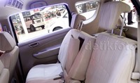 Fitur lain yang baru adalah colokan listrik di baris kedua, kemudian jendela kaca pengemudi yang kini sudah memakai sensor dan auto up. Sensor yang dimaksud agar kaca bisa berhenti otomatis agar tangan tidak terjepit.     