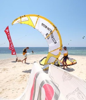 Puluhan Peserta dari 20 Negara Ikuti Kompetisi Kiteboarding di Banyuwangi