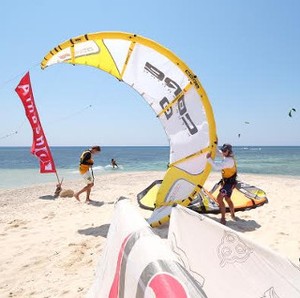 Puluhan Peserta dari 20 Negara Ikuti Kompetisi Kiteboarding di Banyuwangi