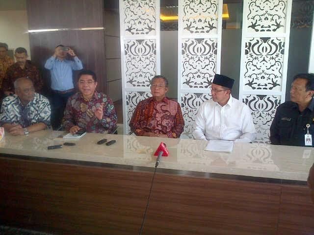 Menko Darmin Blusukan ke Pusat Industri dan Pelabuhan di Gresik