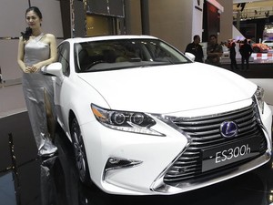 Lexus Luncurkan Sedan ES dan SUV RX