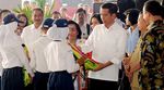 Jokowi Tinjau Pasar dan Bagikan Buku di Pontianak
