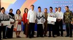 Jokowi Tinjau Pasar dan Bagikan Buku di Pontianak