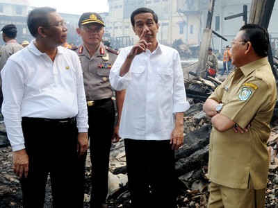 Jokowi Tinjau Pasar dan Bagikan Buku di Pontianak