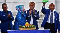 Ketua Dewan Kehormatan PAN Amien Rais menerima nasi tumpeng. Pool/Lamhot Aritonang/detikFoto.