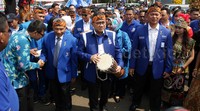 Ketua Panitia HUT PAN Raja Sapta Odang (kanan) menyambut kedatangan pengurus DPP PAN. Pool/Lamhot Aritonang/detikFoto.
