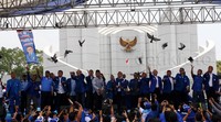 Ketua Umum PAN Zulkifli Hasan bersama pengurus melepaskan burung merpati. Pool/Lamhot Aritonang/detikFoto.