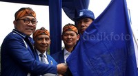 Zulkifli Hasan menerima bendera PAN yang akan dikibarkan di 17 daerah mulai dari Sabang hingga Merauke. Pool/Lamhot Aritonang/detikFoto.