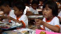 Sejumlah anak mengikuti berbagai pelombaan.