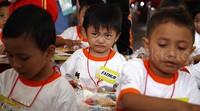 Seorang anak menangis saat mengikuti perlombaan.