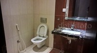 Kondisi toilet di tiap-tiap kamar juga sangat layak, lengkap dengan wastafel, kloset duduk, dan shower untuk mandi.