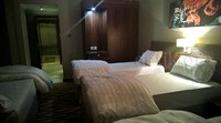 Kamar dengan daya tampung 3 orang. Di setiap kamar juga disediakan lemari dan kulkas yang bisa digunakan jamaah