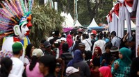 Pengunjung memadati Festival Lebaran Betawi VIII.