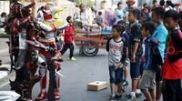 Tokoh serial tokusatsu Indonesia Satria Garuda Bima-X itu menyita perhatian anak-anak.
