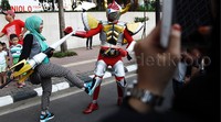 Aksi tokoh serial tokusatsu Indonesia Satria Garuda Bima-X di depan anak-anak.