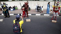 Anak-anak foto bersama tokoh serial tokusatsu Indonesia Satria Garuda Bima-X.