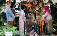 Sebelum menikah, Chacha melakukan prosesi siraman di Hotel Fairmount, Jakpus pada Sabtu (22/8) malam.