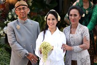 Chacha dinikahi dengan mas kawin berupa logam mulia seberat 23,8 gram. Pernikahan digelar juga pada lokasi yang sama dengan siraman.