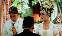 Ini dia foto ijab kabul pasangan pengantin. Sayang foto masih hanya bisa didapat dari layar televisi saja.