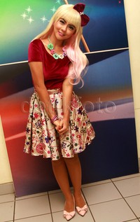 Jenita tampil dengan wig warna ngejreng yang jadi ciri khasnya. Pool/Gusmun/detikFoto.
