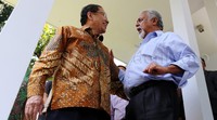 Rizal Ramli (kiri) berbincang dengan Xanana Gusmao (kanan) usai pertemuan. Rizal mengaku pertemuan ini merupakan pertemuan balasan setelah dirinya diterima oleh Xanana di Timor Leste tahun 2008 silam.