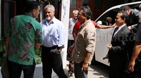 Xanana Gusmao berjalan memasuki rumah Rizal Ramli.