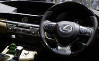 Kabin mewah ciri khas mobil Lexus.