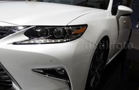 Lexus ES generasi ke-6 telah melakukan banyak perubahan pada segi eksterior, turut menawarkan konsep dinamis dengan desain forward-thrusting Lexus Spindle Grille yang lebih tebal dan modern dipadukan dengan L-shaped/arrowhead-shaped Daytime Running Light (LED).