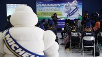 Sejumlah pelajar mengikuti kampanye keselamatan berlalu lintas atau road safety yang digelar Michelin.