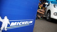 Product Manager Truck and Bus Division PT Michelin Indonesia M Fachrul Rozi memberikan penjelasan kepada peserta.