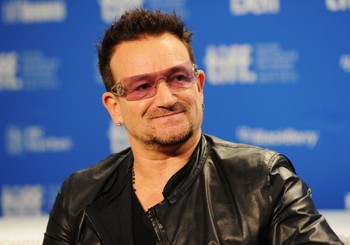 Bono vokalis band U2 mendirikan modal ventura di Silicon Valley yang disebut Elevation Partners. Timnya membuat investasi di perusahaan seperti Yelp, Facebook, dan layanan file sharing Dropbox, yang merupakan bagian dari klub Unicorn - sekelompok startup yang bernilai lebih dari USD 1 miliar. (istimewa/detikcom/gettyimages)