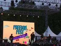 Naik ke panggung, Tulus bawa suasana romantis saat membuka penampilannya lewat lagu 'Teman Pesta'.