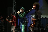Membuka penampilannya dengan lagu 'Terima Kasih Bijaksana' dan 'Kita', Sheila On 7 tampil meriah.