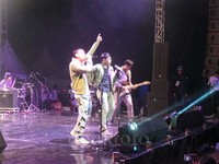 Tak mau kalah dengan Tulus, Rayi, Asta dan Nino juga bawa suasana romantis di Freedom Fest lewat lagu-lagu andalannya. Gebrakan pertama dimulai dari 'Hari Baru' yang energik.