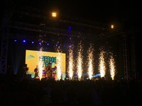 Kembang api di bibir panggung serta hujan confetti menghiasi penampilan terakhir dari Ran saat bawakan lagu 'Pandangan Pertama' dan 'Dekat di Hati'.