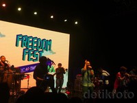 Lewat tengah malam, Maliq & D'Essentials memecah kesunyian area Bumi Perkemahan Buperta, Cibubur, lewat lagu merdu 'Setapak Sriwedari'.