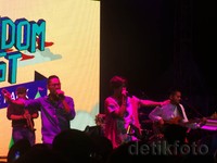 Band kelahiran 2002 itu langsung menyambungnya dengan awal lagu 'Aurora', 'Dia', 'Himalaya' sampai mereka menurunkan tempo sejenak di lagu 'Untitled'.