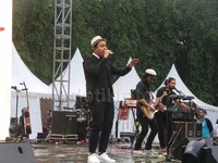 Lagu 'Baru', 'Jatuh Cinta', 'Bumerang' dan hits 'Gajah' langsung membuat para penonton yang didominasi perempuan itu bernyanyi bersama.