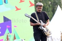 Selanjutnya, 'Mata Berdebu' dan 'Merintih Perih' mengajak para penonton larut dalam sendu hingga lagu karya Bemby 'Daughter'.